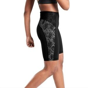 Athleta Stay Fly 9" Short size M